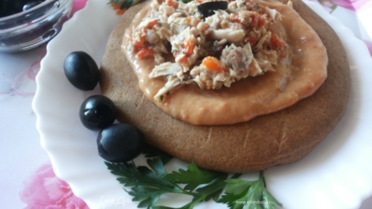 Фасолевый паштет и салат с тунцом на ржаной лепешке