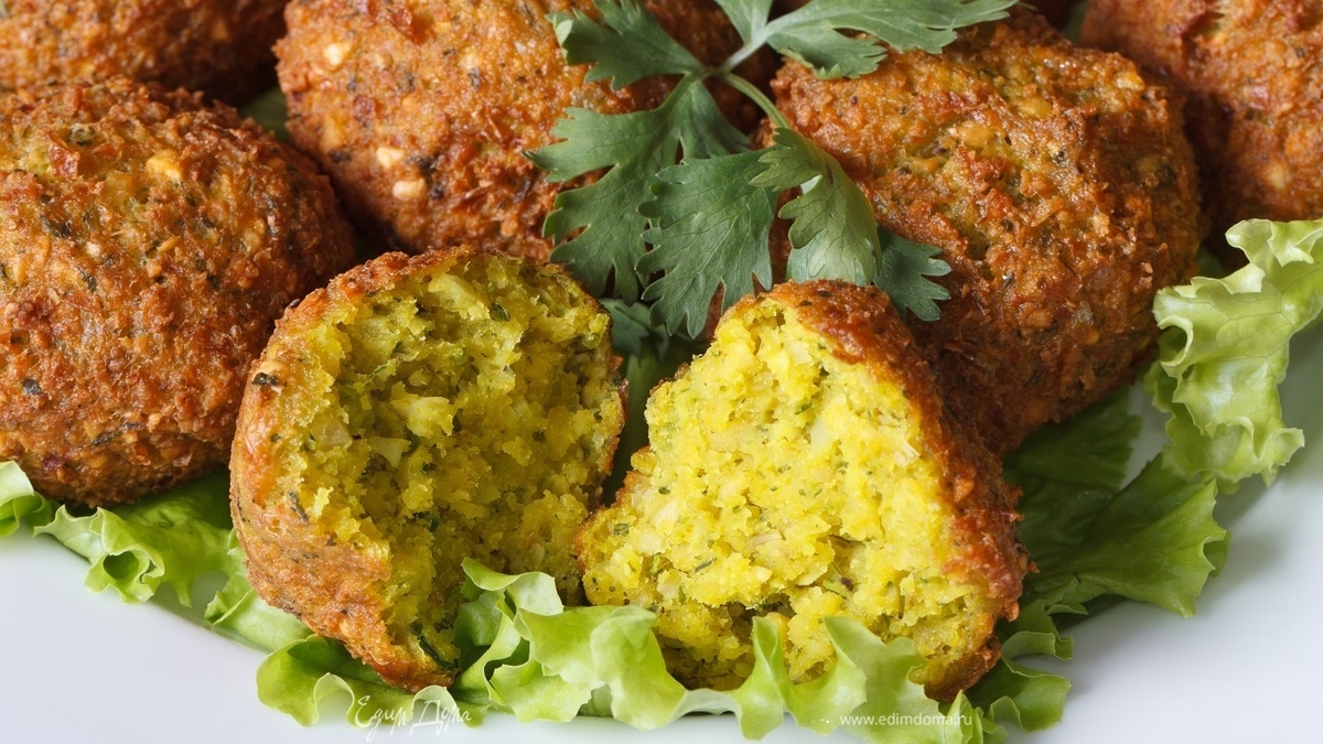 Котлетки из нута и овощей на листовой зелени