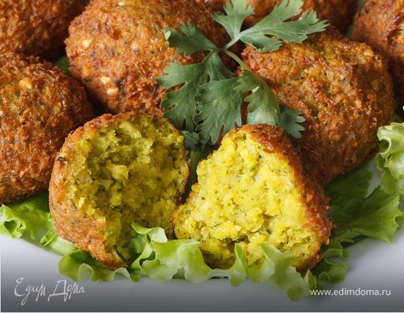 Котлетки из нута и овощей на листовой зелени Котлетки из нута и овощей на листовой зелени