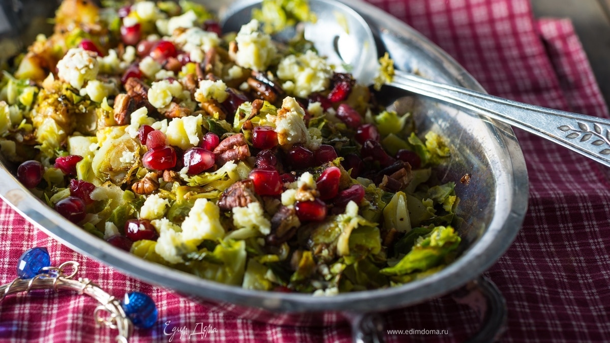 Салат из золотистой фасоли, брюссельской капусты и семян граната с заправкой «Медовая горчица»