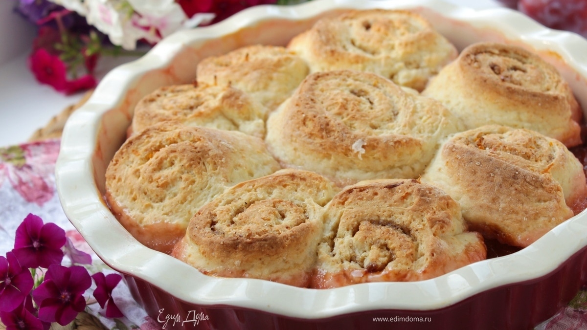 Пирог со сливой и спиральками с корицей