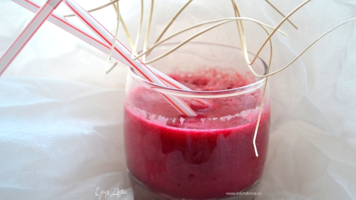 Коктейль свекольно-томатный с сельдереем, базиликом и авокадо