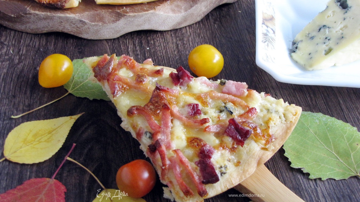 Осенняя пицца с горгонзолой и ветчиной