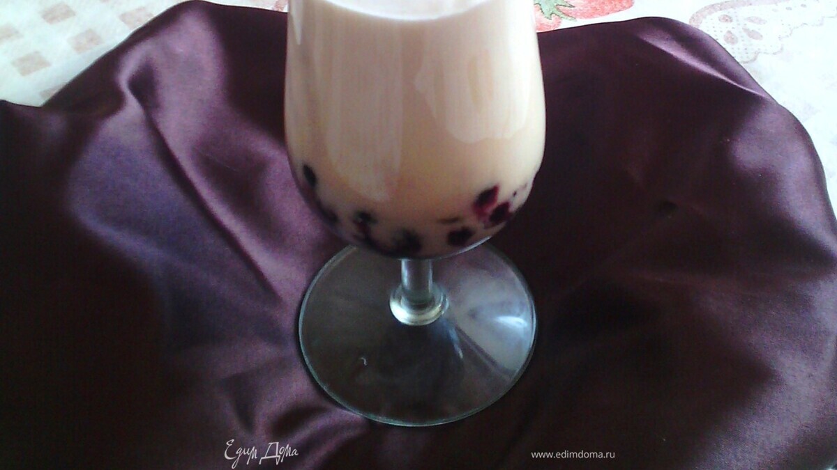 Черника фламбе со сливками