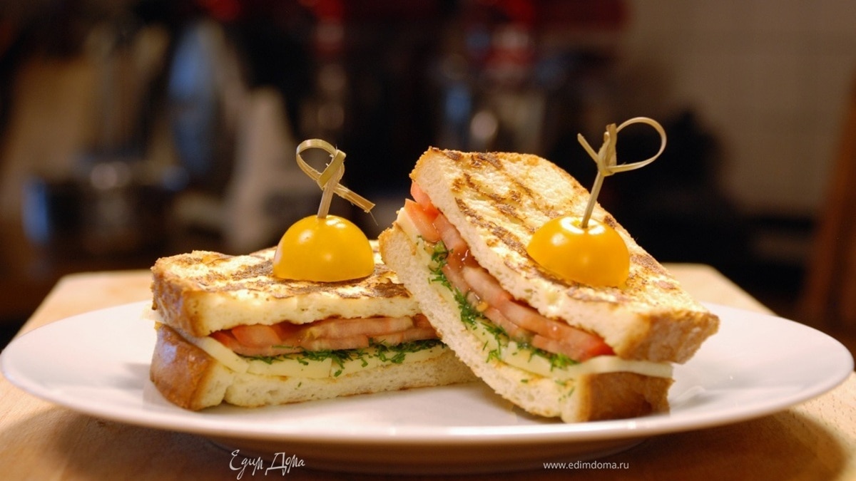 Горячий тост с сыром и томатами