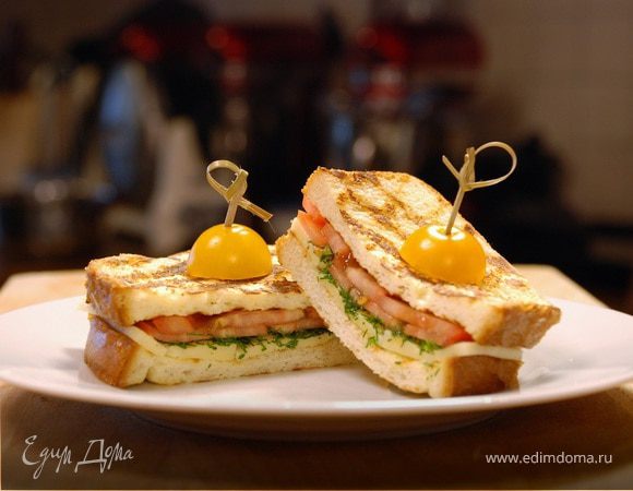 Горячий тост с сыром и томатами