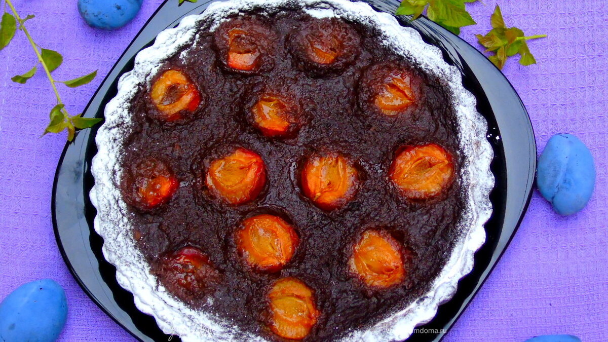 Тарт с шоколадным кремом и сливами
