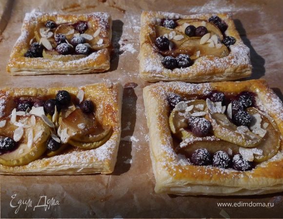 Тарталетки с яблоками и голубикой 