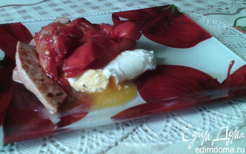 Рецепт Яйцо пашот с жареной колбасой и помидорами