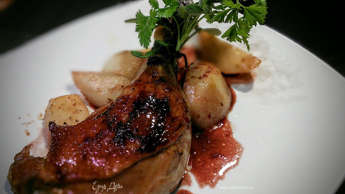 Утиные ножки с карамелизированной грушей