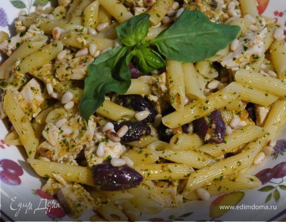 Паста с курицей, оливками и соусом песто 