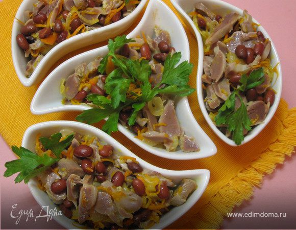 Салат из куриных желудочков с фасолью