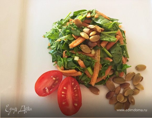 Салат из шпината с тыквенными семечками