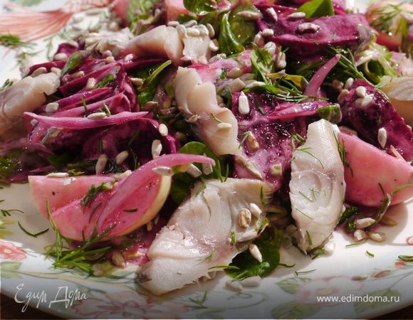 Салат с яблоками, свеклой и копченой скумбрией Салат с яблоками, свеклой и копченой скумбрией