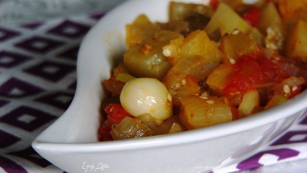 Баклажан, тушеный на оливковом масле с помидорами (zeytınyaglı patlıcan)