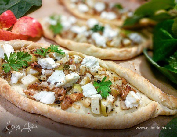 Пиде "Яблоко, козий сыр, грецкий орех" Пиде "Яблоко, козий сыр, грецкий орех"