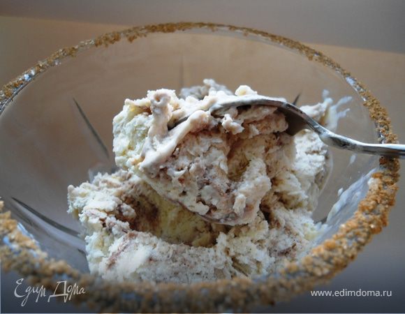 Тыквенное мороженое с корицей и шоколадным соусом Тыквенное мороженое с корицей и шоколадным соусом