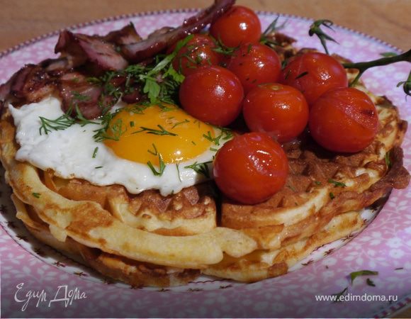 Вафли с помидорами, яйцом и грудинкой 