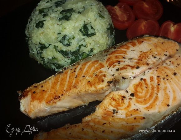 Жареный лосось и кускус со шпинатом Жареный лосось и кускус со шпинатом