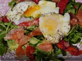 Салат с лососем и яйцами пашот