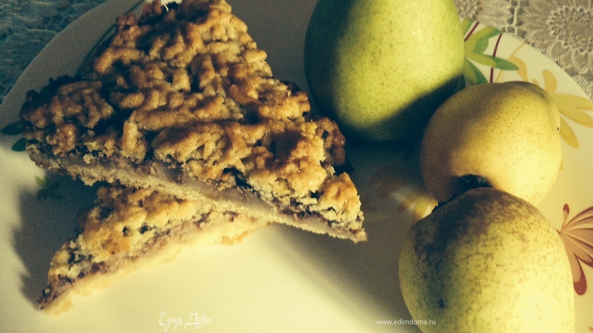 Тертый пирог с грушей и шоколадом