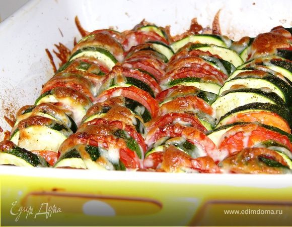 Цукини, запеченные с помидорами и луком