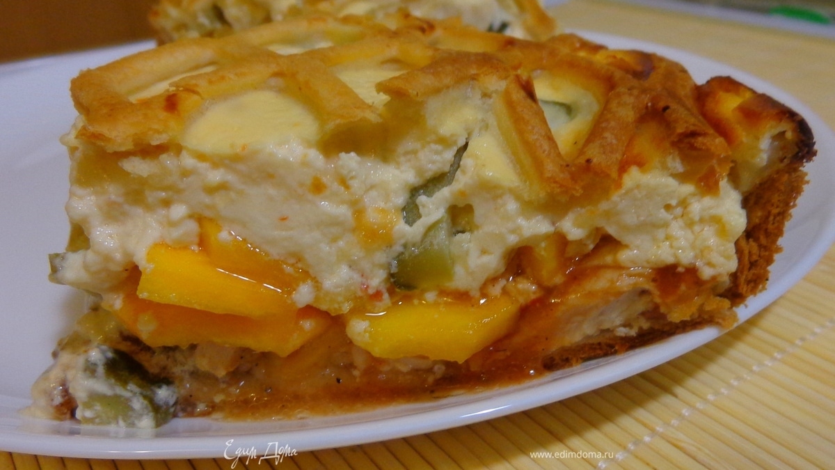Мясной пирог с тыквой, маринованным огурцом и заливкой из рикотты