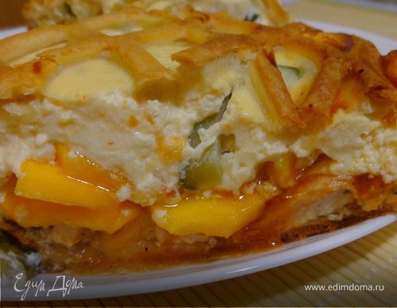 Мясной пирог с тыквой, маринованным огурцом и заливкой из рикотты