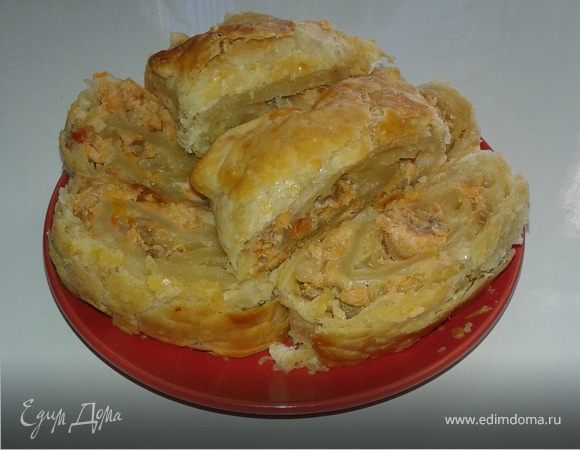 Рулет из слоеного теста с красной рыбой Рулет из слоеного теста с красной рыбой