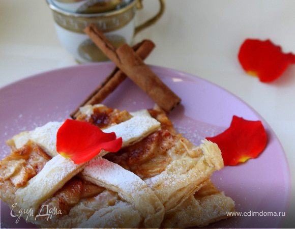 Слоеный пирог с яблоками и корицей