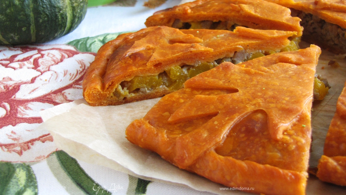 Пирог с мясом и тыквой на томатном тесте