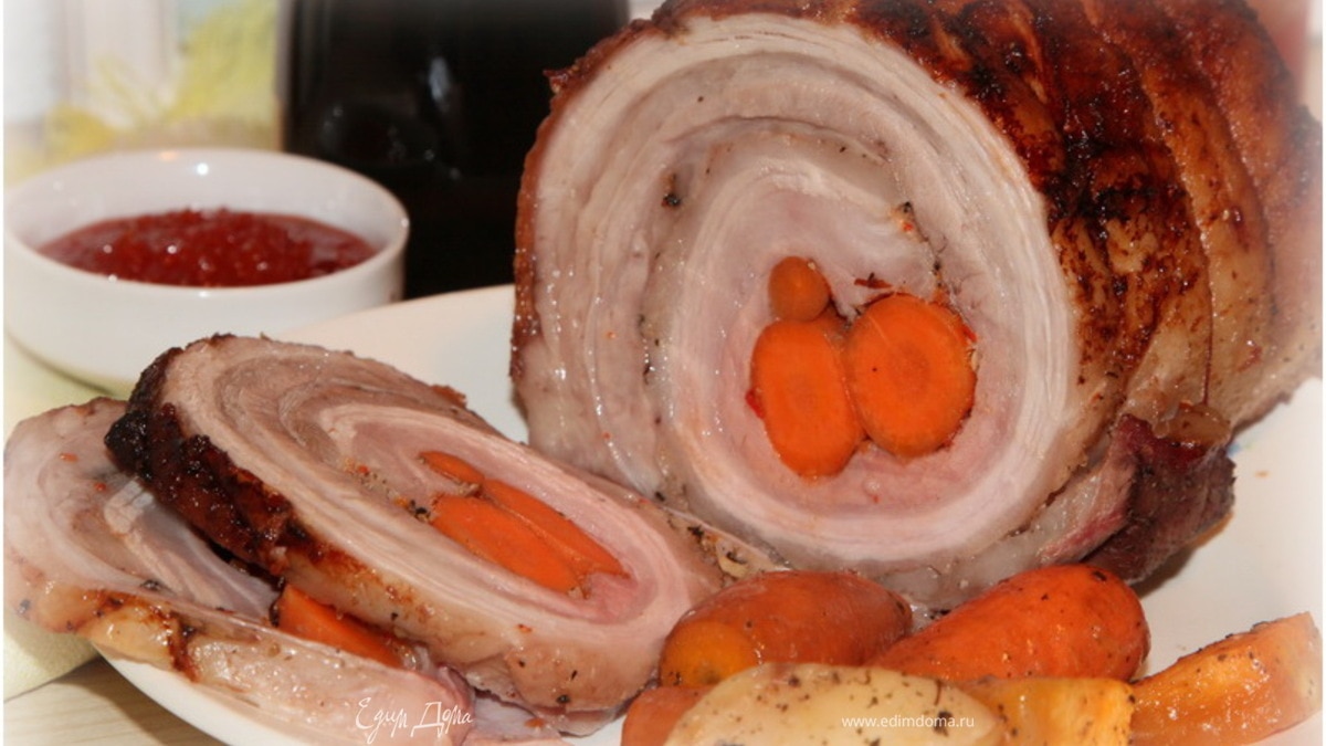 Подчеревина, запеченная с овощами и айвой