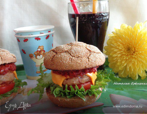 Домашний чизбургер с соусом барбекю