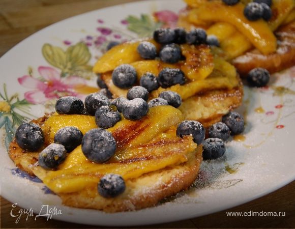 Ягоды и бананы на бриоши с кленовым сиропом 