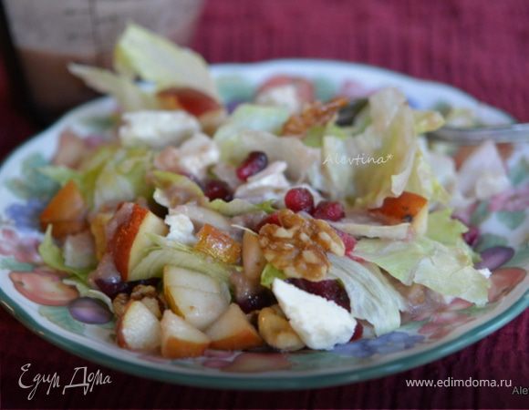 Салат с грушей и гранатом, пеканом и фетой Салат с грушей и гранатом, пеканом и фетой