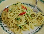 Спагетти с цукини, розмарином и чесноком