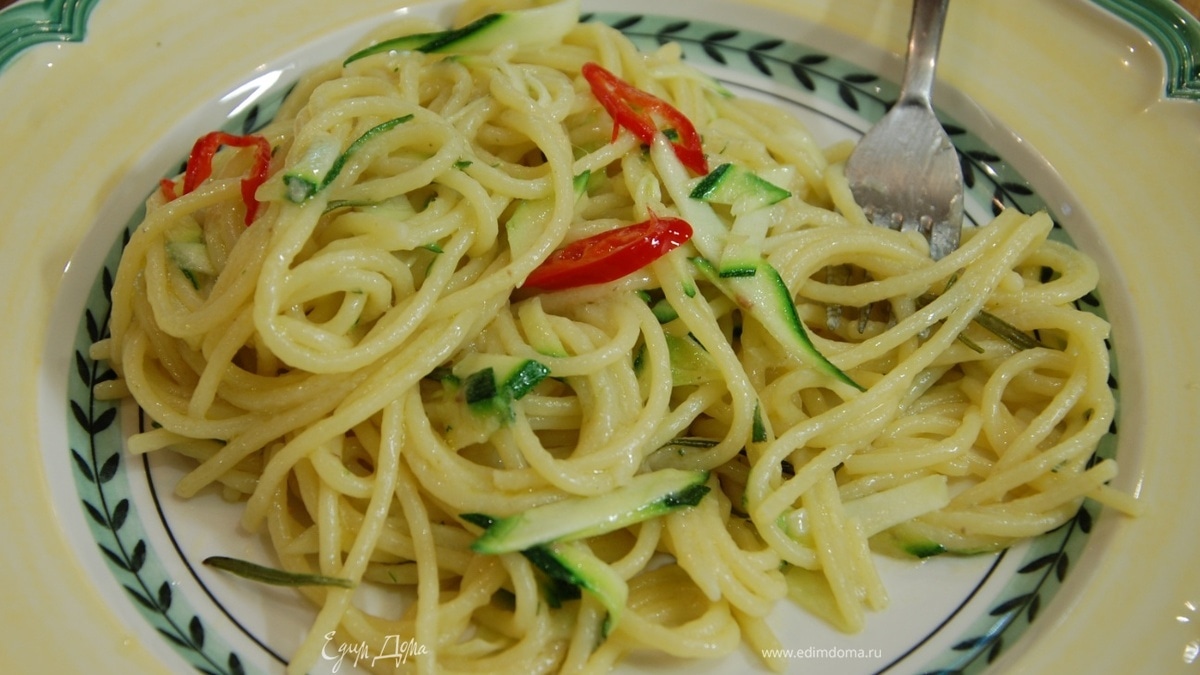 Спагетти с цукини, розмарином и чесноком