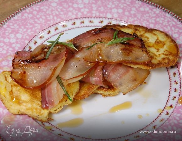 Оладушки из поленты с обжаренным салом и кленовым сиропом