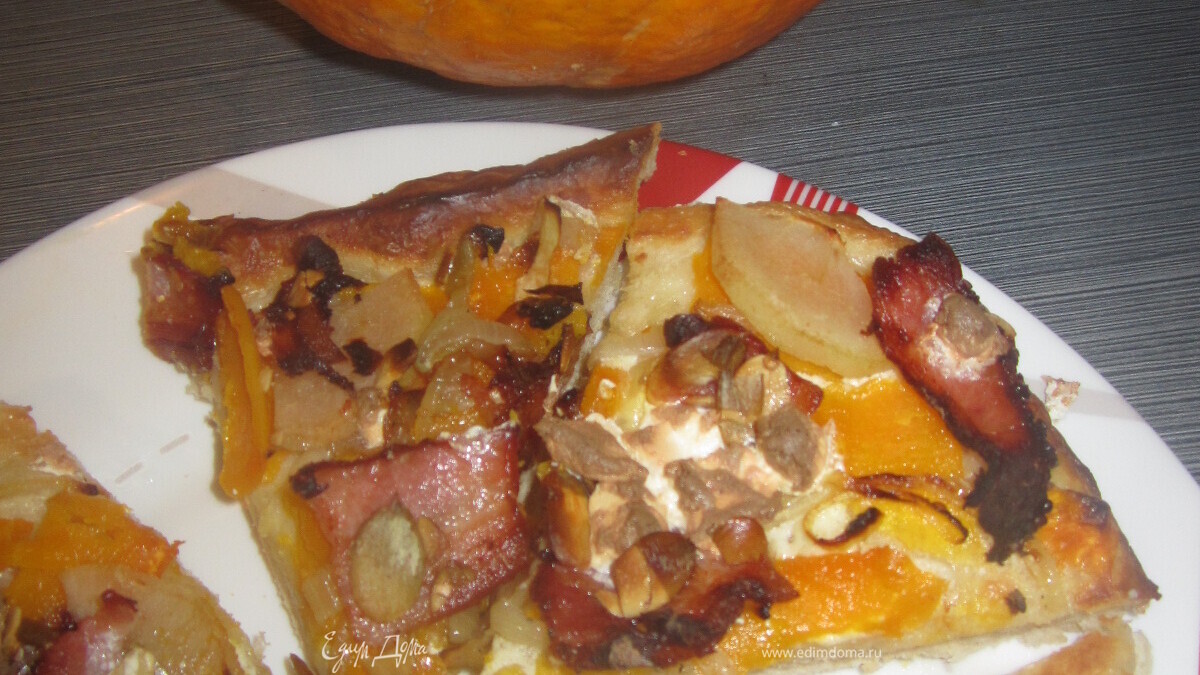Пирог с тыквой, грушей и грудинкой