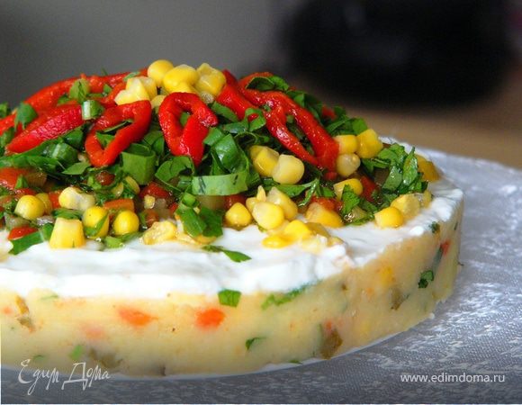 Картофельный торт-салат под йогуртовым соусом