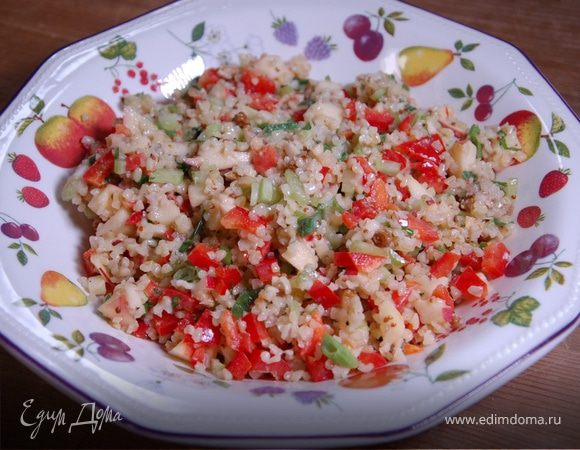 Салат из булгура с яблоком, сельдереем и красным перцем 