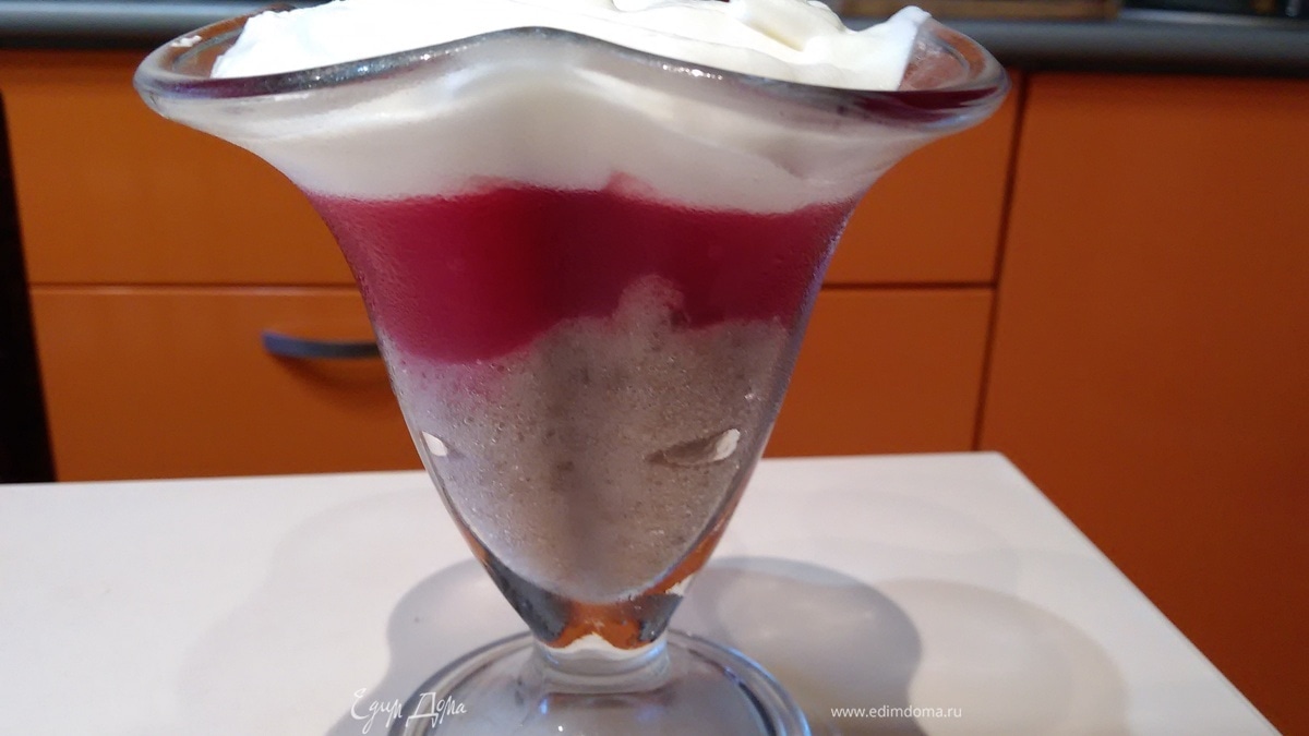 Десерт из бананового смузи и киселя