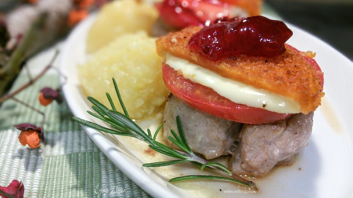 Свиные медальоны под шапочкой