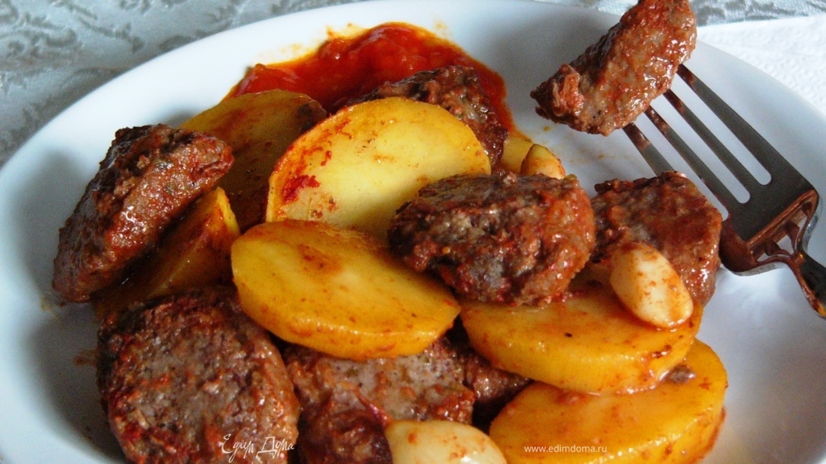 Котлеты, запеченные в томатном соусе, с картофелем