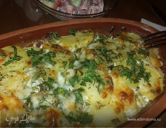 Картофель с зеленым луком, запеченный в сливках