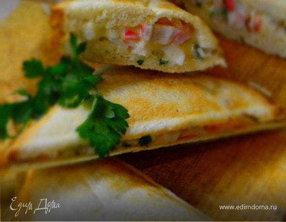 Тосты с сыром и крабовыми палочками