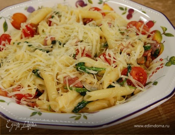 Паста с беконом, шпинатом и помидорами Паста с беконом, шпинатом и помидорами