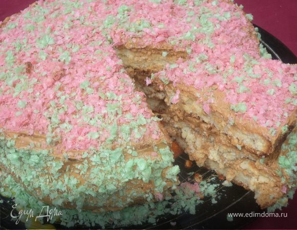 Бисквитный торт с кремом из халвы и вафельной посыпкой