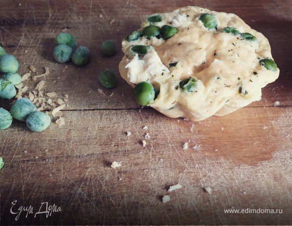 Омлет с курицей, сыром и зелёным горошком 