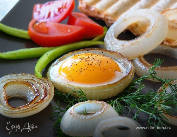 Яичница в луковых кольцах